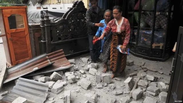 Puluhan rumah rusak di Kabupaten Bener Meriah, kawasan yang paling parah terkena gempa. Sebagian bangunan dilaporkan rata dengan tanah.