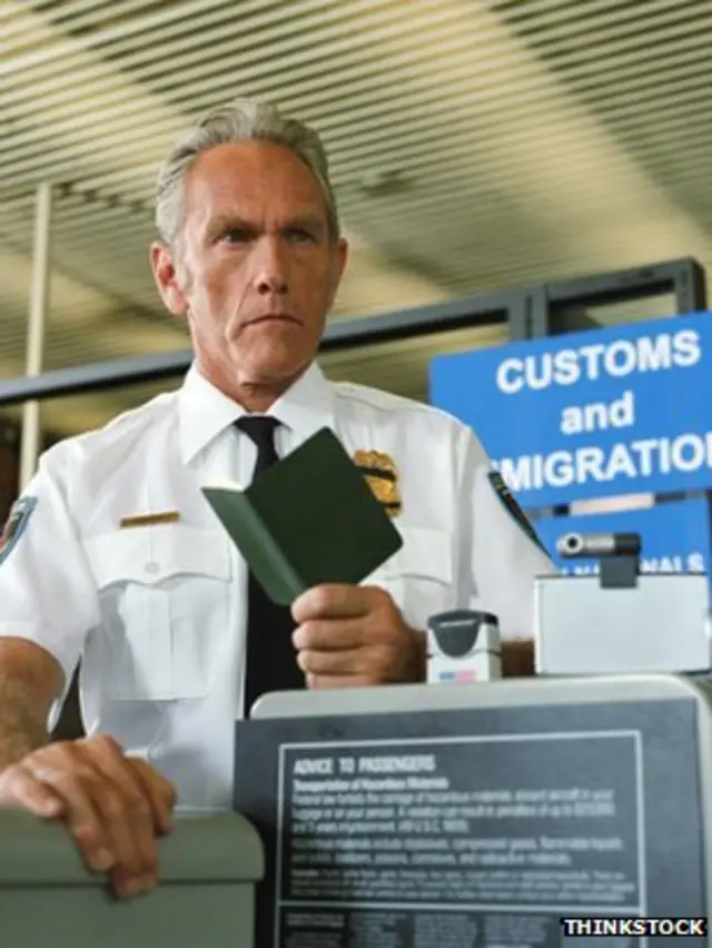 داشتن گذرنامه معمولا یکی از ملزومات سفرهای بین‌المللی است