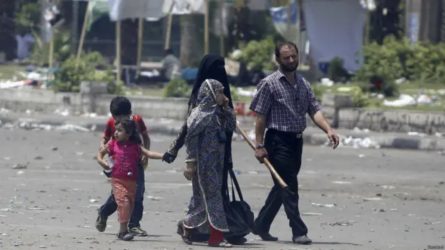 میان مخالفان و طرفداران محمد مرسی در منطقه اطراف دانشگاه قاهره درگیری پیش آمده است. این مرد، از طرفداران رییس جمهور، برای دفاع از خانواده خود در قبال آسیب احتمالی با چوب به خیابان آمده است.