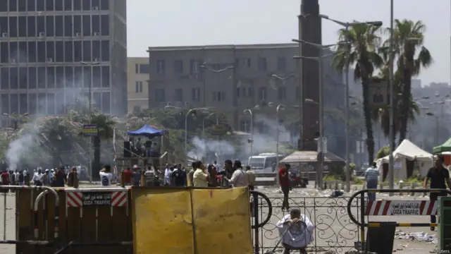 مخالفان مرسی با تیراندازی به سوی طرفداران رییس جمهور، حد اقل ١٦ نفر را کشته و ٢٠٠ نفر دیگر را مجروح کردند