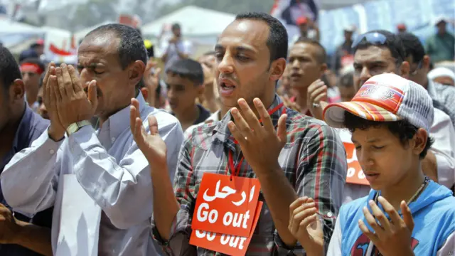 مخالفان در میدان تحریر برای رفتن رییس جمهور دعا می کنند