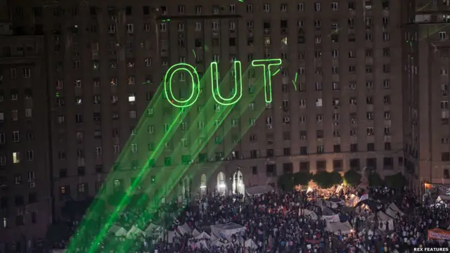 Dün gece ülke çapında karşıt grupların eylemlerinde çatışmalar da çıktı. Kahire Üniversitesi yakınlarındaki çatışmalarda en az 16 kişi öldü. 