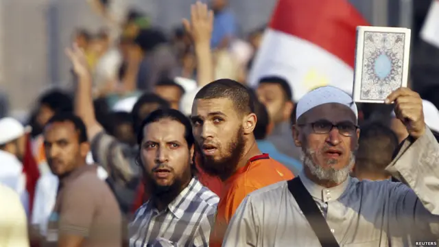 Ancak Mursi ve Müslüman Kardeşler önemli bir halk desteğine de sahip. Muhalifler de, hükümet yanlıları da geçtiğimiz günlerde geniş katılımlı gösteriler düzenledi. 