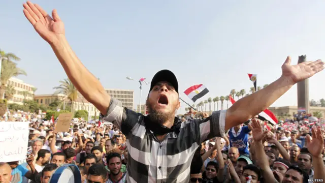 Devrimden bu yana Mısır'da pekçok taleple gösteriler düzenlendi. Hükümete duyulan öfkenin dile getirildiği eylemlerden, ifade özgürlüğü isteyen sanatçılara dek pekçok grup sokaklara çıktı. 