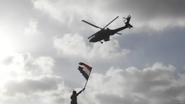 Sürenin dolmasından önce Tahrir Meydanı'nda eylemciler toplanmaya devam ediyor. 