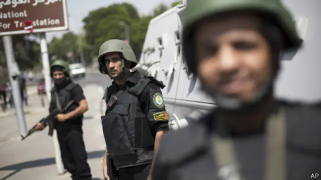 اعتقلت السلطات هنري لانتهاكه حظرا للتجول