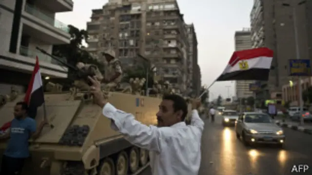 ارتش به خوبى توانسته است بعد از قیام ٢٠١١، توپ را به زمین سیاستمداران بیاندازد و آنها را به کشاندن کشور به هرج و مرج متهم کند.