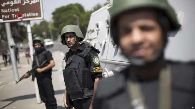 特警出現在開羅的交通要道上