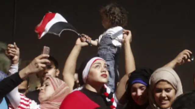 Egípcios comemoram queda do presidente Morsi (foto:Reuters)