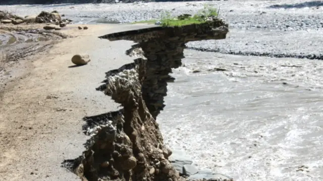 उत्तराखंड की एक धंसी हुई सड़क