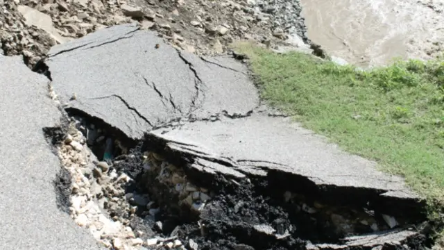 उत्तराखंड की एक धंसी हुई सड़क