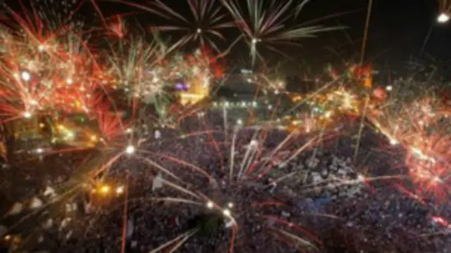 العاب نارية واحتفالات بقرار الاطاحة بالرئيس مرسي