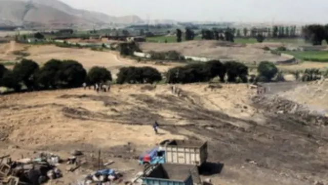 秘鲁文化部公布的这一照片显示，金字塔已经被重型机械夷为平地。