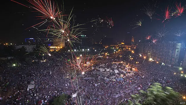 صدر مرسی کے برخاست کیے جانے پر مصری دالحکومت قاہرہ کے تحریر سکوائر پر جشن کا ماحول