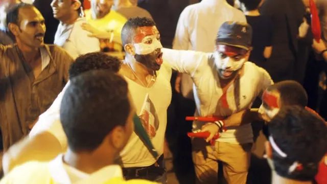 فوجی سربراہ کا خطاب سن کر تحریر سکوائر میں جمع مرسی کے مخالفین نے خوشی میں نعرے لگائے اور آتش بازی کی جبکہ محمد مرسی کے حامیوں نے ’فوجی بغاوت قبول نہیں‘ کی نعرے بازی کی