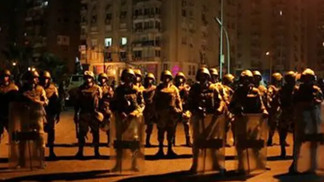 مصر کی فوج نے صدر محمد مرسی کو برطرف کرتے ہوئے ملک کا آئین معطل کرنے کا اعلان کیا ہے اور کہا ہے کہ ملک میں نئے صدارتی اور پارلیمانی انتخابات کرائے جائیں گے