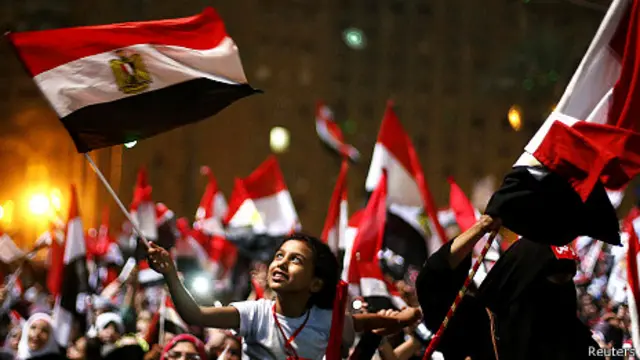 احتفل معارضو مرسي بتحرك الجيش