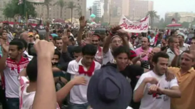 manifestantes comemoram queda de Morsi (foto: AP)