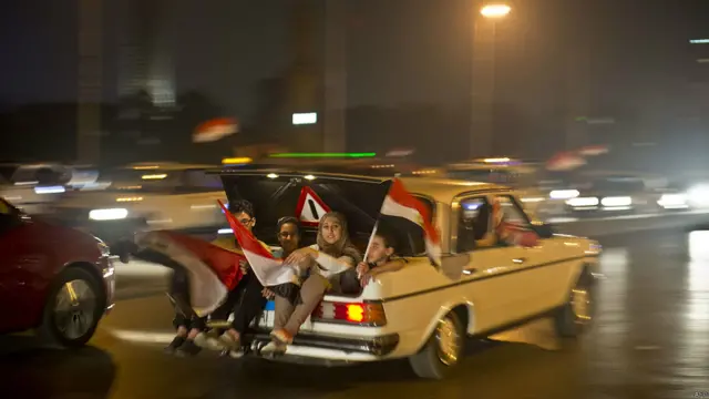 Ҳусни Муборак қулатилиши ортидан озодлик ҳавосини туйган Миср халқи эндиликда ваъдасини бажара олмайдиган ва инсоний эркинликларни чеклайдиган президентни қабул қилма олмаслигини намоён этди. Афтидан, исломчи сиёсатдон Муҳаммад Мурсийни синаш учун бир йил етиб-ортган кўринади.