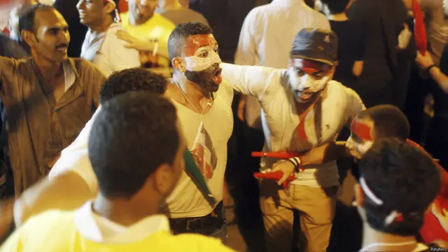 Hombres bailando en la plaza de Tahrir, Reuters.