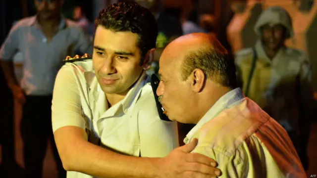 Hombre besa a policía, AFP