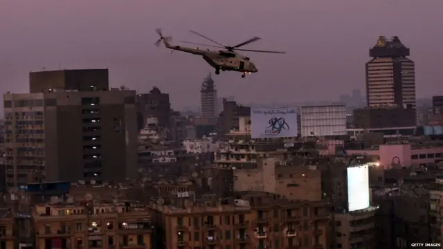 Военный вертолет над площадью Тахрир