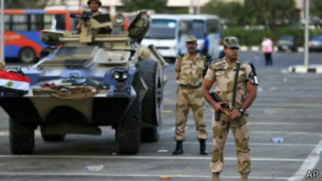 ارتش بیثباتی احتمالی ناشی از چالش مرسی با مخالفان و شرایط ملتهب سیاسی را فرصتی یافت برای عرض اندام دوباره و ظاهر شدن به عنوان ناجی ملی، آن هم به رغم کارنامهای منفی که در دوران گذار از مبارک به مرسی به جا گذاشت و اینک ظاهرا از یادها رفته است.