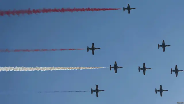 وطائرات تابعة للقوات الجوية تقوم بأعمال احتفالية في سماء العاصمة القاهرة بالتزامن مع أداء رئيس المحكمة الدستورية اليمين احتفالا بما أسماه المتحدث العسكري "انتصار إرادة المصريين".