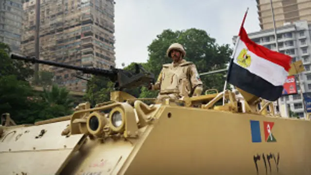 Tanque patrulha as ruas do Cairo após golpe que derrubou Mohammed Morsi (BBC)
