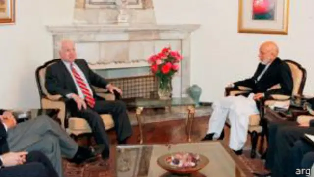 حامد کرزی شام گذشته با سناتوران آمریکایی در کاخ ریاست جمهوری دیدار کرد