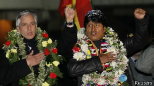 ایوو مورالس (راست) و معاونش آلوارو گارسیا لینرا پس از ورود به فرودگاه لاپاز از وین