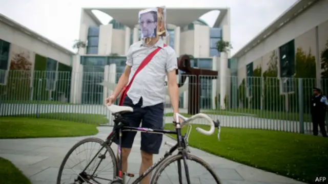 Активист в маске с лицом Сноудена