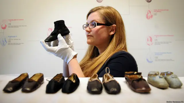 伦敦博物馆（Museum of London）在迎来王室新成员之际展览过去小王子、小公主的用品。这是维多利亚小公主的鞋子。