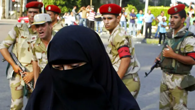 وقف بث عدد من القنوات التليفزيونية الموالية للرئيس محمد مرسي من بينها قناة مصر 25.