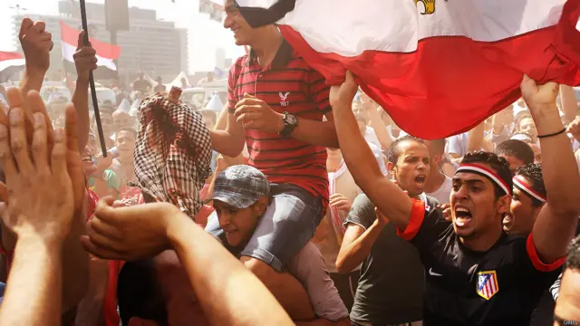 معارضو الرئيس السابق محمد مرسي يواصلون الاحتفالات والرقص في ميدان التحرير، بعد يوم من عزله.