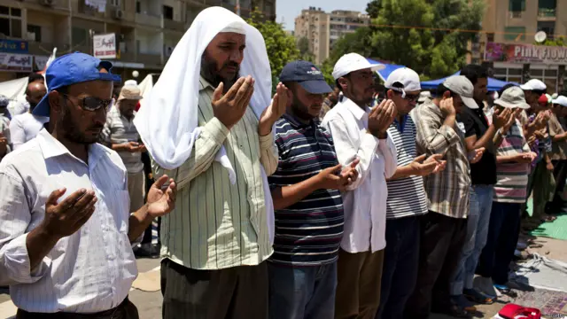 جماعة الإخوان المسلمين تصف إجراءات الجيش بأنها "مؤامرة على الشرعية وانقلاب عسكري يهدر الإرادة الشعبية ويعيد مصر إلى الاستبداد".