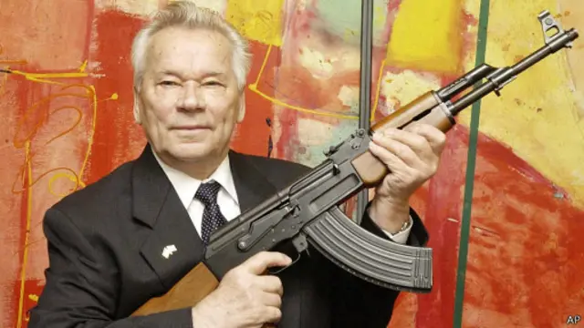 O soldado russo Mikhail Kalashnikov combetfair desportos appinvenção, a AK-47.