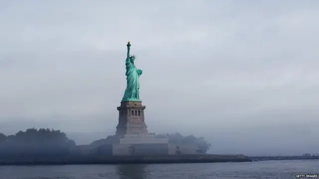 न्यूयार्क हार्बर में स्टैचू ऑफ लिबर्टी अमरीका का प्रतीक है और दुनिया भर में इसे उम्मीद और आज़ादी की तस्वीर के तौर पर देखा जाता है. अमरीकी क्रांति के दौरान आपसी दोस्ती को मजबूत करने के लिए फ्रांस के लोगों ने यह मूर्ति अमरीका को दी थी. 