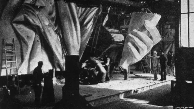 इस मूर्ति का आधिकारिक नाम ‘लिबर्टी एन्लाइटिनिंग दि वर्ल्ड’ है और 1876 में स्थापित किया गया था. इसे फ्रेडरिक आगस्ते ने बनाया और इसे बनाने में 60 से अधिक लोगों ने करीब 10 साल तक पसीना बहाया. 