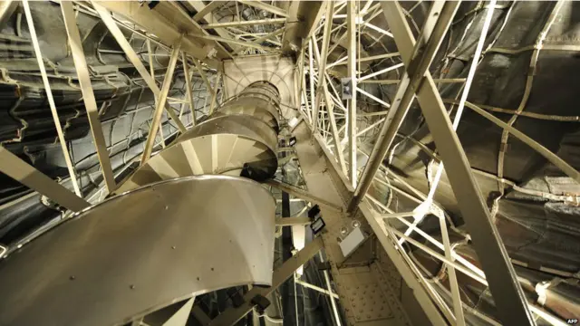 इस मूर्ति के लोहे के ढ़ाचे का डिजाइन फ्रांसीसी इंजीनियर एलेक्जेंडर गुस्ताव एफिल ने तैयार किया था. गुस्ताव ने ही एफिल टावर का डिजाइन बनाया था. 