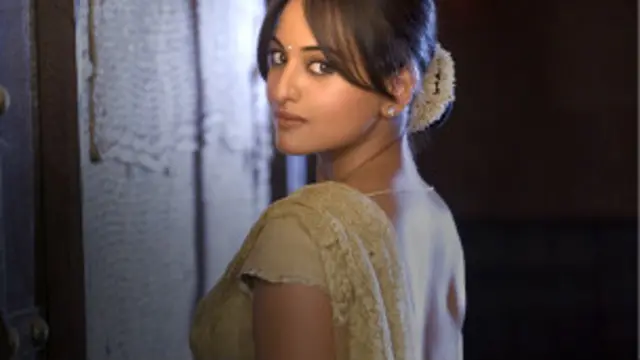 سوناکشی سنہا اداکار شتروگھن سنہا کی بیٹی ہیں اور انھوں نے حال میں کئی ہٹ فلموں میں اداکاری کی ہے