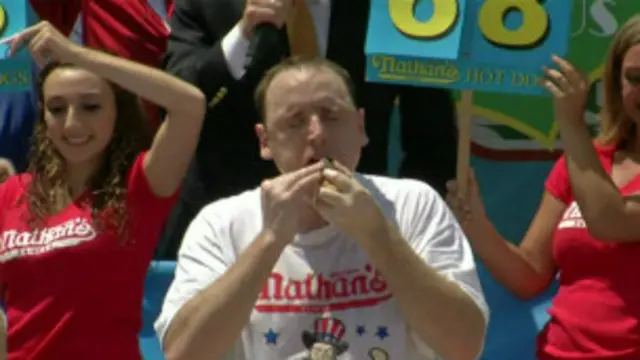 homem come cachorro-quente (foto: AP)