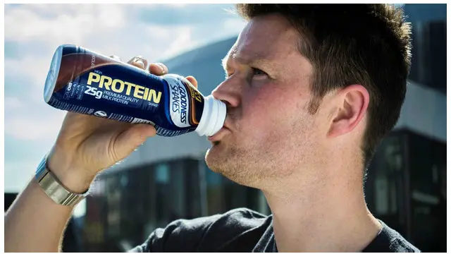 Hombre tomando bebida proteica