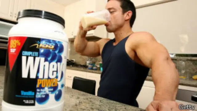 Hombre tomando bebida proteica