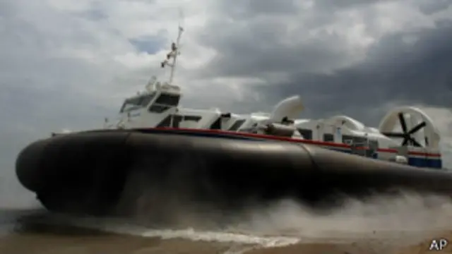 O primeiro teste do aerodeslizador foi atravessar o Canal da Mancha.