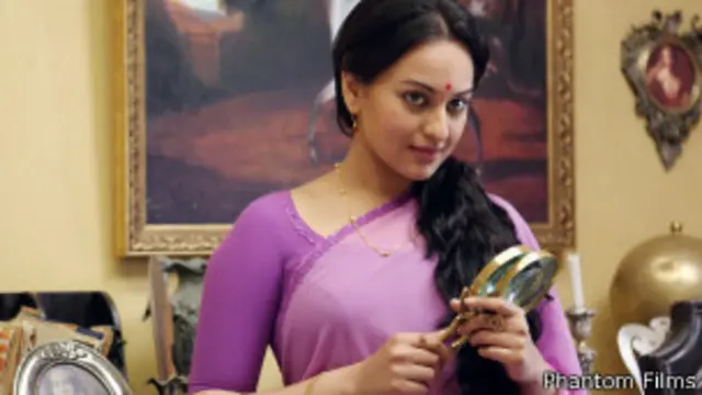 सोनाक्षी एक परंपरागत बंगाली लड़की लगी हैं. उन्हें शानदार अभिनय किया है.