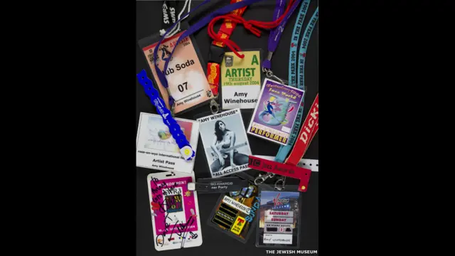 Cantora britânica completaria 30 anos; fotos registram sua infância e seu sucesso. 