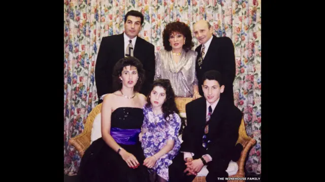 Cantora britânica completaria 30 anos; fotos registram sua infância e seu sucesso. 