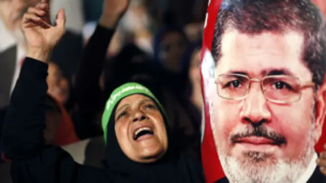 د مصر پولیس د ښاغلي مرسي اړوند، اخوان المسلمین ګوند د مشرانو نیولو لټه کوي.