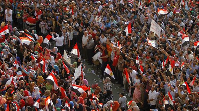 Los enfrentamientos callejeros entre partidarios y detractores de Morsi dejaron decenas de muertos.